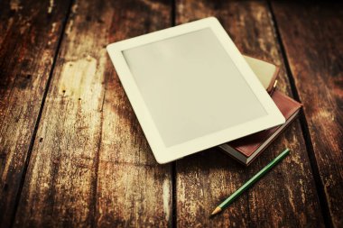 closeup görünümünü dijital tablet ve ahşap masanın üzerinde yatan dizüstü bilgisayarlar