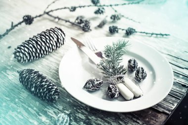 Ahşap arka planda Noel masası