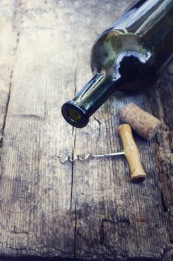 ahşap masa boş yeşil şarap şişesinde 