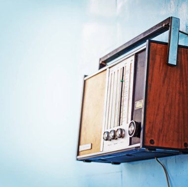 Retro radyo oyuncu ile düğmeleri ve beyaz duvar arka plan üzerinde anten