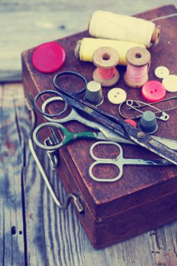 Ahşap masa üstünde Vintage dikiş alet