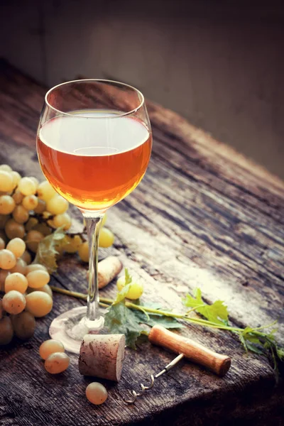 Wein Mit Glas Trauben Und Korken Auf Holztisch — Stockfoto