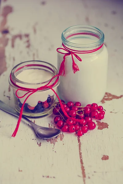 딸기와 우유의 항아리 유리에서 장식된 디저트 — 스톡 사진