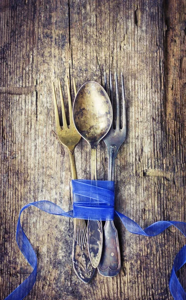 Vintage lepel en vorken met blauwe boog — Stockfoto