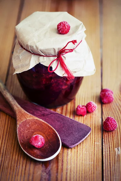 Seizoensgebonden Bessen Jam Blik Pot Houten Tafel — Stockfoto