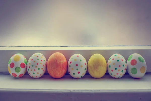 Vista Cerca Coloridos Huevos Pascua Pintados Alféizar Ventana —  Fotos de Stock