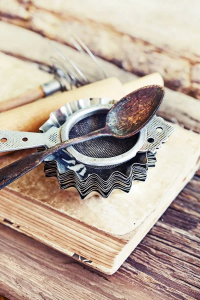 Manuální Vybavení Pekárny Staré Vintage Knižní Dřevěný Stůl — Stock fotografie