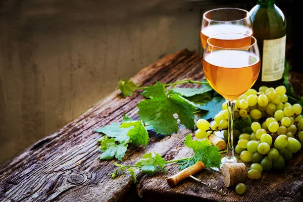 Fles Witte Wijn Met Glas Druif Kurken Houten Tafel — Stockfoto