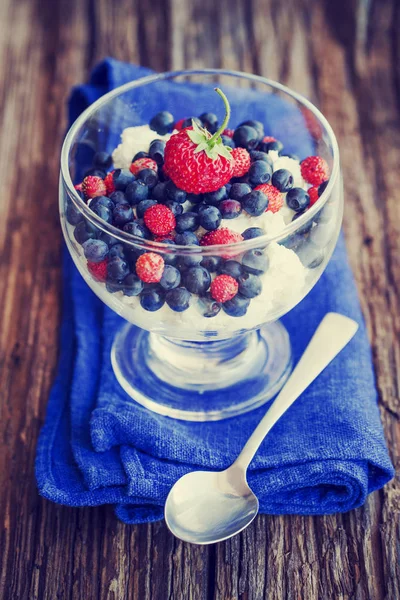 Gelato Bianco Ciotola Vetro Con Bacche Miste Cucchiaio Tovagliolo Blu — Foto Stock