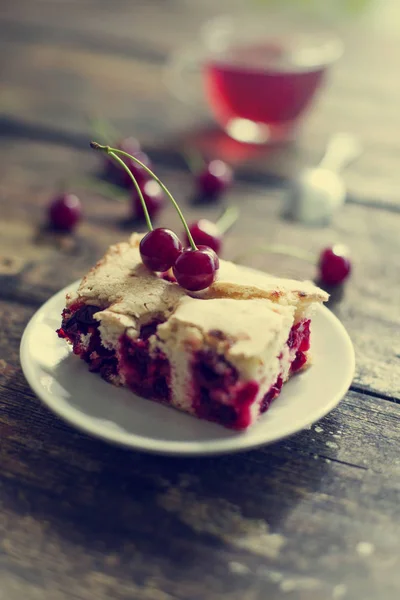 Torta Ciliegie Appetitoso Sfondo Legno — Foto Stock