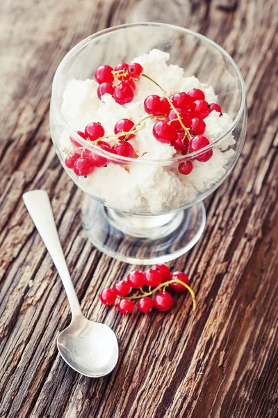 Helado Blanco Tazón Cristal Con Bayas Rojas Cuchara Mesa Madera —  Fotos de Stock