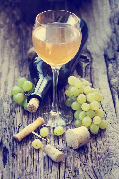 Láhve Sklenky Vína Vinných Hroznů Zátky Dřevěný Stůl — Stock fotografie