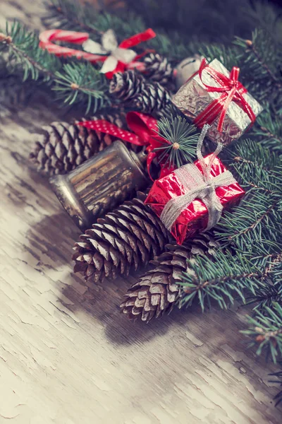 松ぼっくりとビンテージ スタイルのクリスマスの装飾として鐘のクローズ アップ ビュー — ストック写真