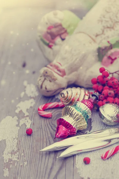ベリーと風化 木製テーブルに積もる雪のクリスマスの装飾 — ストック写真