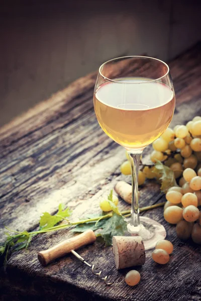 Bouteille Vin Blanc Avec Verre Raisin Bouchons Sur Table Bois — Photo