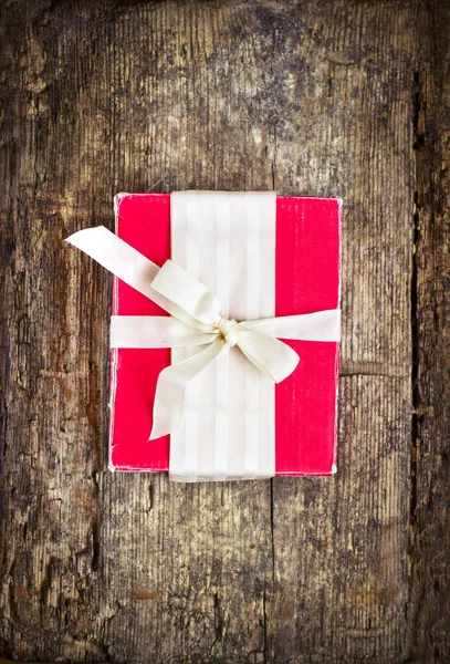在木背景的红色丝带包装圣诞礼物特写镜头视图 — 图库照片