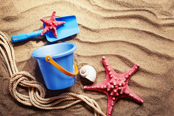 Nahaufnahme Von Seesternen Und Strand Accessoires Über Sand — Stockfoto