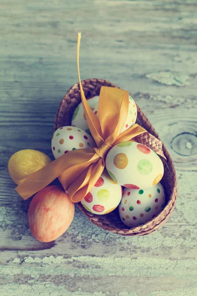 Ahşap Arka Plan Üzerinde Renkli Boyalı Paskalya Yumurtaları Closeup Görünümünü — Stok fotoğraf