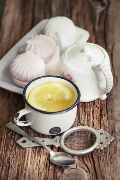在木桌上看到美味的棉花糖和柠檬茶的特写镜头 — 图库照片