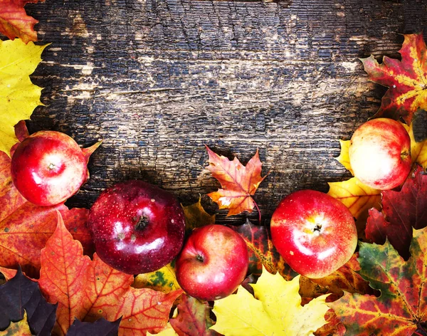 Červená Jablka Žluté Listy Dřevěné Pozadí — Stock fotografie