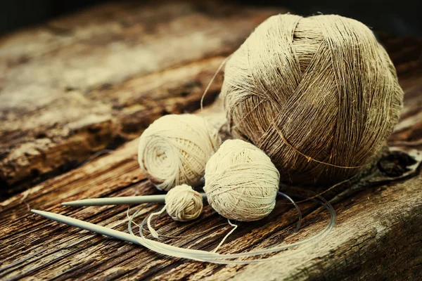 Bunte Fäden Und Stricknadeln Auf Holzgrund — Stockfoto