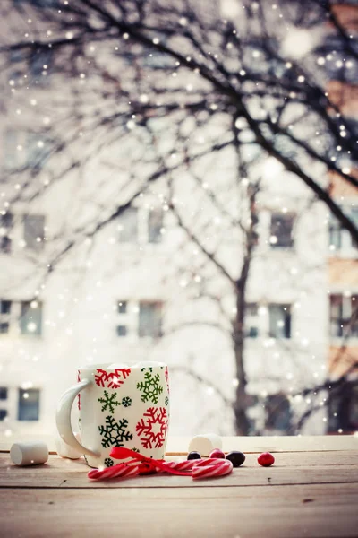 コーヒー マシュマロと木製のテーブルの上のクリスマスの装飾のクローズ アップ ビュー — ストック写真