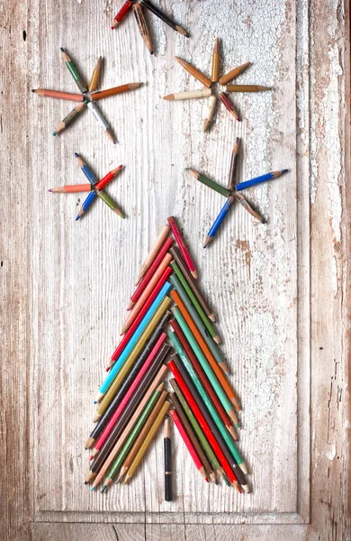 Lápis Formando Forma Árvore Natal Fundo Madeira — Fotografia de Stock