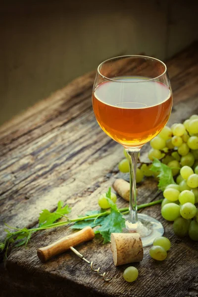 木桌上有玻璃 葡萄和软木塞的葡萄酒 — 图库照片