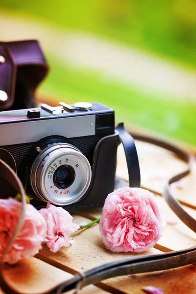 Closeup View Vintage Photo Camera Flowers — Stock Photo, Image