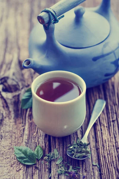 Widok Zbliżenie Świeży Herbata Cup Niebieski Czajniczek Drewnianym Stole — Zdjęcie stockowe