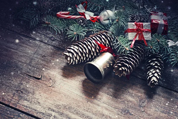 在复古风格的圣诞装饰品的松树锥和铃铛特写镜头视图 — 图库照片