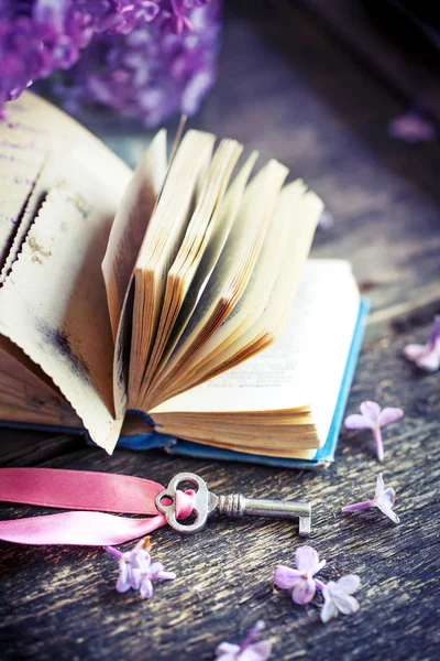 Open Book Key Lilac Flowers — Stock Photo, Image