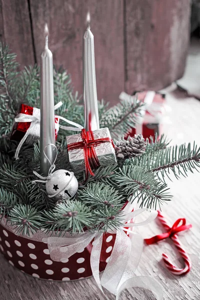 Nahaufnahme Von Kerzen Und Tannenzweigen Weihnachtsschmuck Vintage Stil Über Holzgrund — Stockfoto