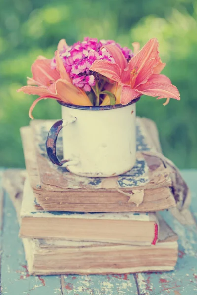 Sommerblumenstrauß Rustikalen Becher Auf Alten Büchern Auf Holztisch Garten — Stockfoto