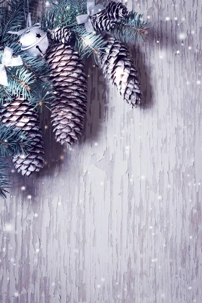 Nahaufnahme Von Tannenzapfen Als Weihnachtsdekoration Über Holzhintergrund — Stockfoto