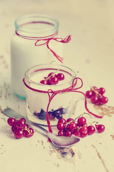 在木桌上的浆果酸奶的特写镜头视图 — 图库照片