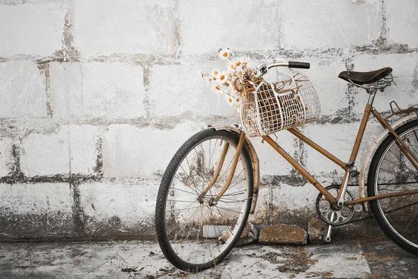 バスケットの鎮静とヴィンテージの古い自転車 — ストック写真