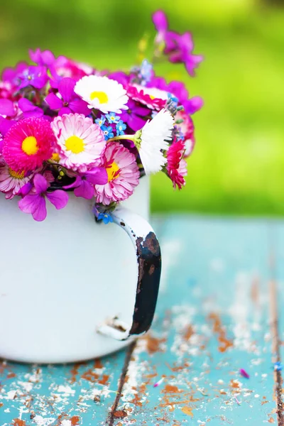 테이블에 머그잔에 다채로운 야생화의 꽃다발 — 스톡 사진