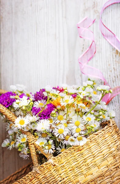 Close Beeld Van Natuurlijke Wilde Bloemen Boeket Mand Houten Oppervlak — Stockfoto