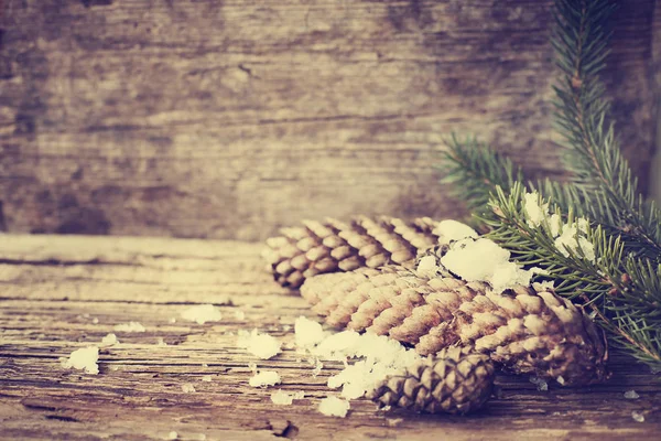 Nahaufnahme Von Tannenzapfen Und Glocken Als Weihnachtsdekoration Vintage Stil — Stockfoto