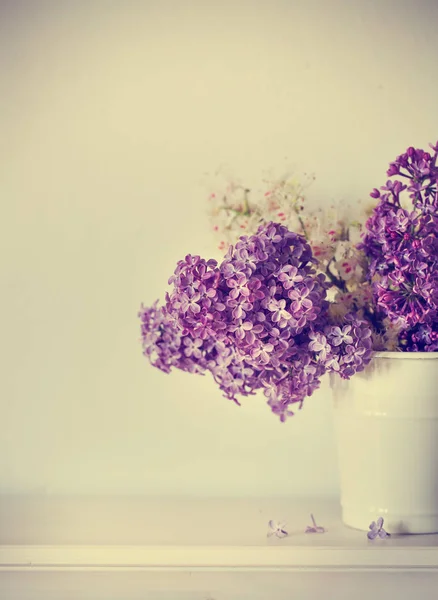 Lilas Violet Fleurs Sur Table Bois — Photo