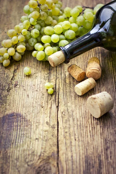 Closeup View Green Wine Bottle Grapes Wooden Table — Stock Photo, Image