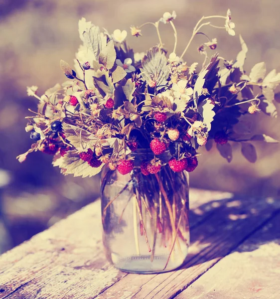 野生のイチゴとブルーベリーの葉と花瓶の花の新鮮な束 — ストック写真
