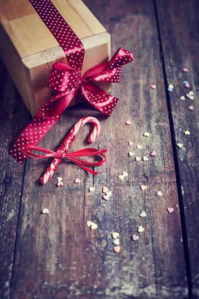 Close Beeld Van Verpakte Gift Van Kerstmis Met Decoraties Voor — Stockfoto
