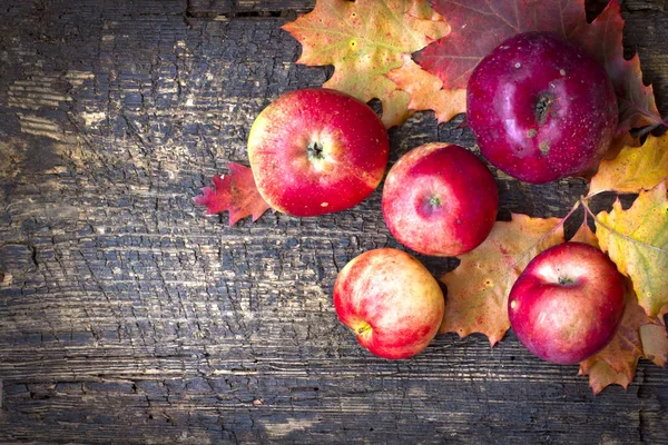 Pommes Rouges Avec Des Feuilles Jaunes Sur Fond Bois — Photo