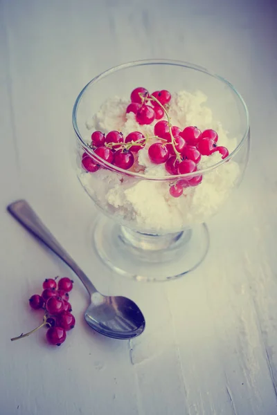 Crème Glacée Blanche Dans Bol Verre Avec Des Baies Rouges — Photo