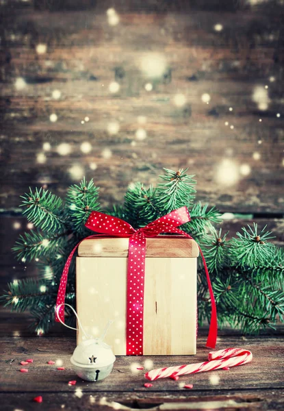 Vista Close Presente Natal Embrulhado Com Decorações Férias Fundo Madeira — Fotografia de Stock