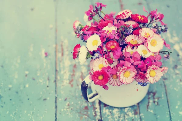 Vue Rapprochée Bouquet Fleurs Sauvages Naturelles Pot Métallique — Photo