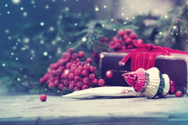 Nahaufnahme Von Bunten Weihnachtsdekorationen Mit Beeren Vintage Stil Über Holzhintergrund — Stockfoto