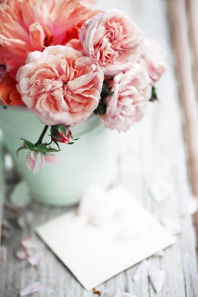Piwonia Róże Wazonie Pustą Kartę Drewnianym Stole — Zdjęcie stockowe